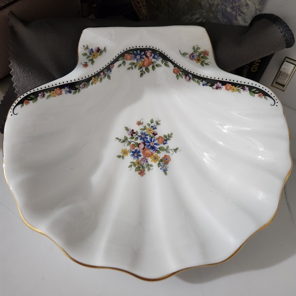 Wedgwood Other - Wedgwood Osborne Scalloped Dish